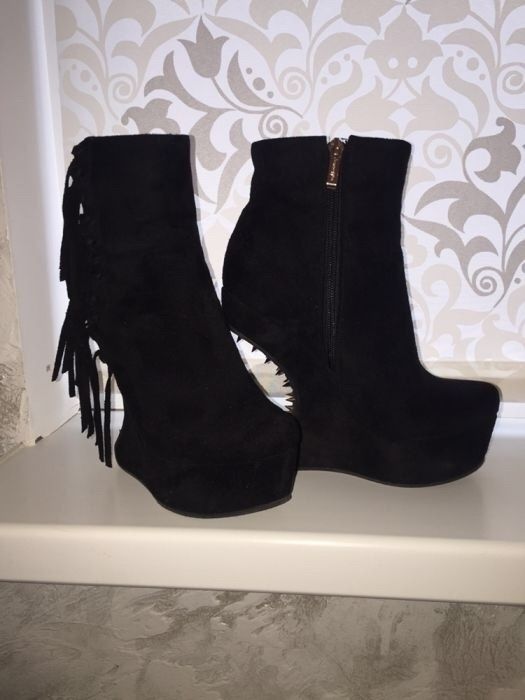 продам ботильоны без каблука на платформе с шипами