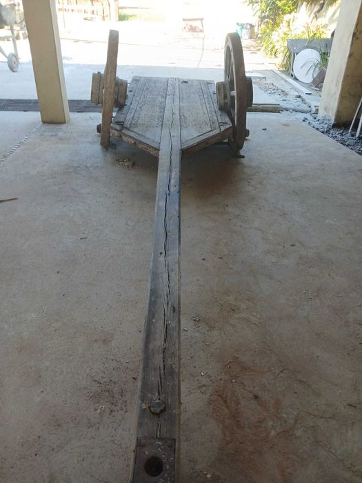 Carro de Bois Antigo, em bom estado.