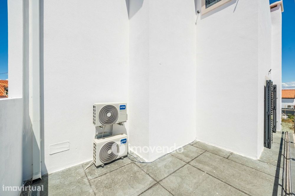 Moradia T3+1 de design moderno, com jardim, na Quinta do Anjo