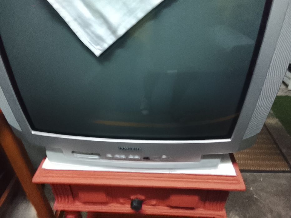 Televisão antiga e móvel antigo