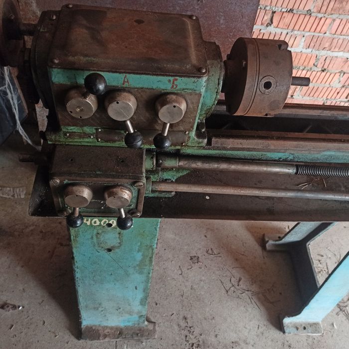 Токарний станок ,по металу