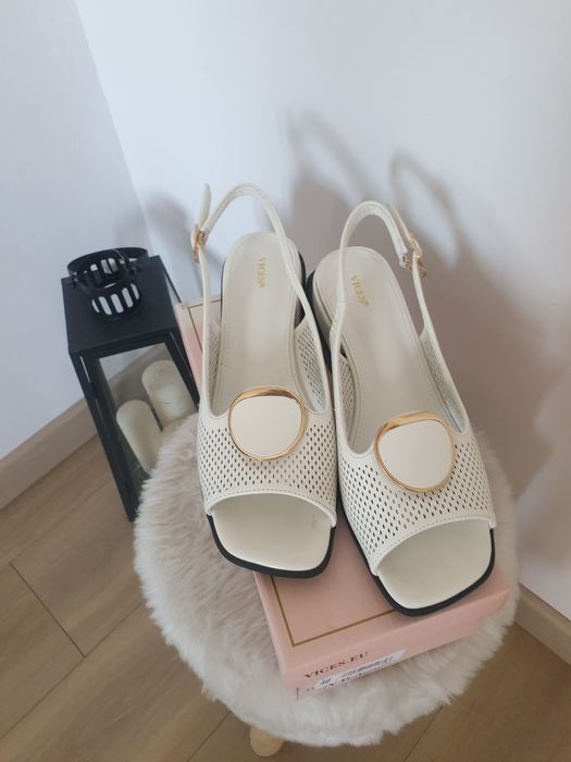 Białe sandały na słupku