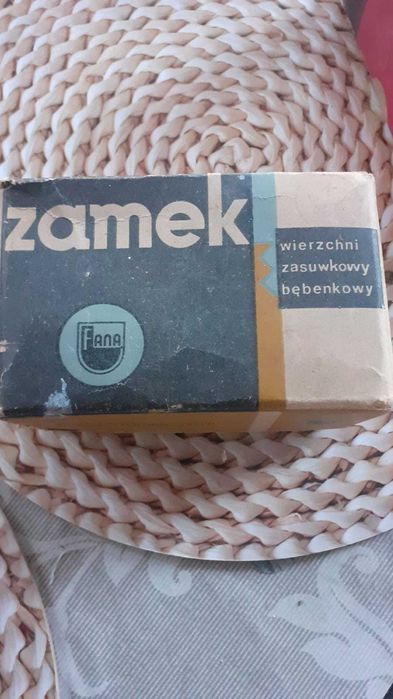 Nowy zamek wierzchni zasuwkowy bębenkowy i wierzchni zasuwkowy jednobębenkowy YETI, PRL