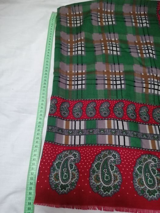 Lenços antigos de cabeça e ombros