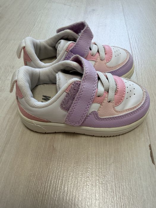 Віддам дитячі кросівки