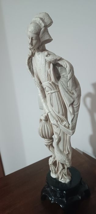 Estatueta de uma mulher japonesa