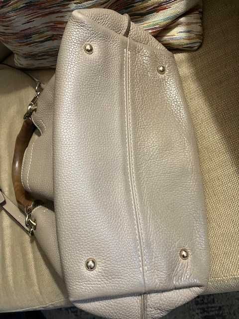 Mala Carolina Herrera, com madeira