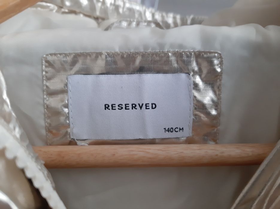 Золотистая куртка на девочку RESERVED
