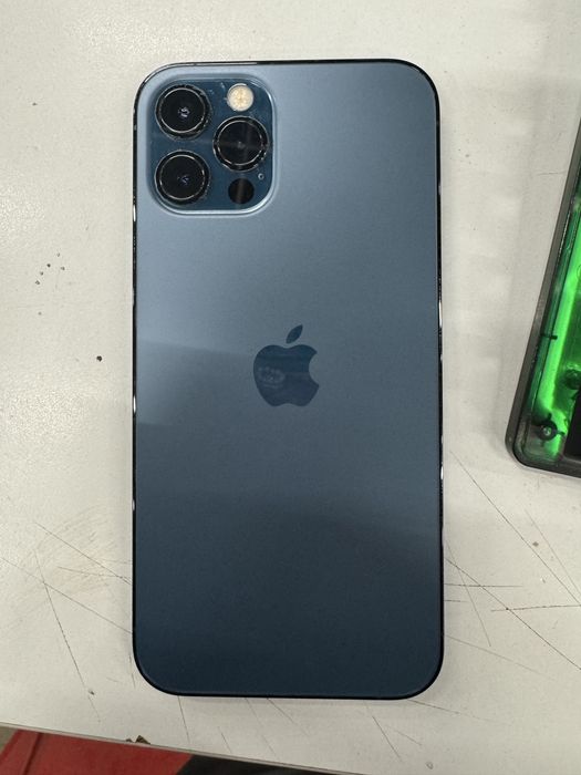Айфон 12 про, б/в , в гарному стані