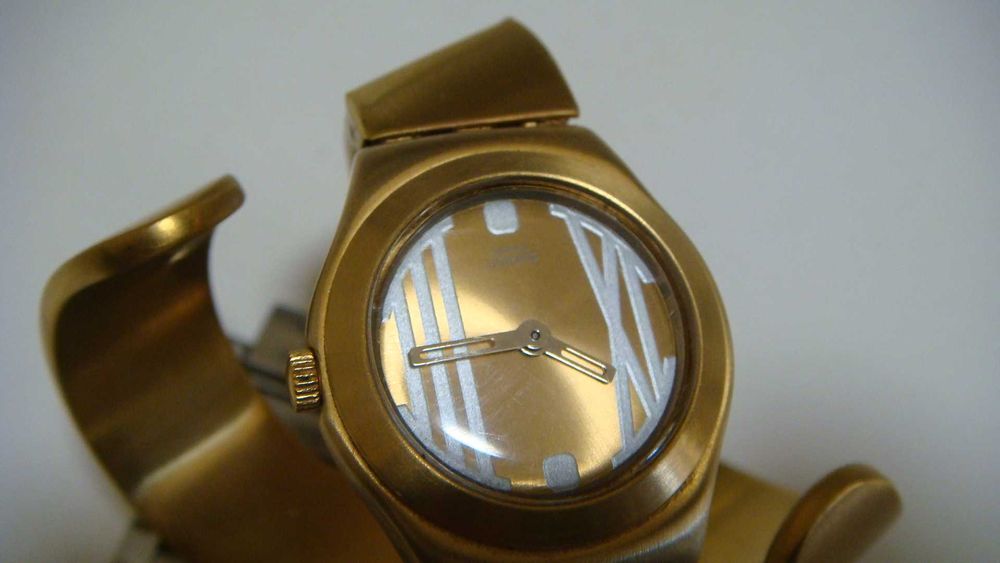 Женские наручные часы Swatch (браслет требует небольшого ремонта)