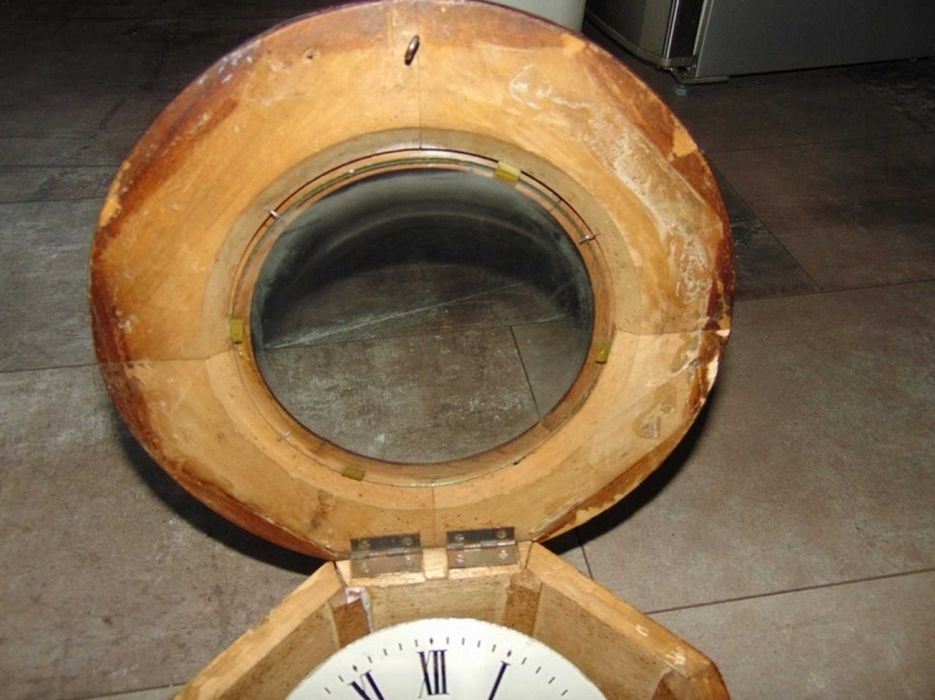 Przedwojenny wiszący okrągły zegar drewniany,sygn.D.C.