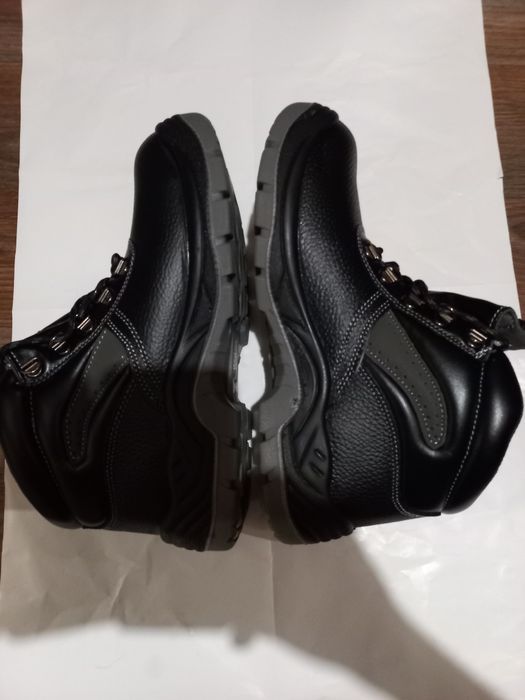 Продам новые рабочии ботинки, 43 р.