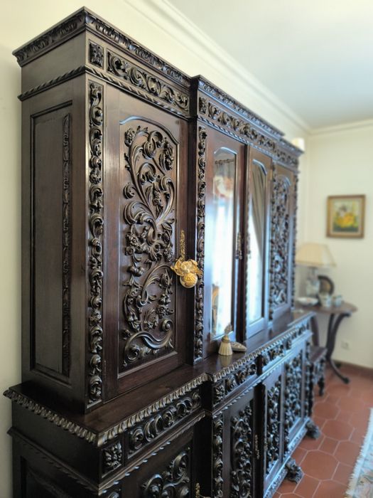 Mobilia antiga trabalhada para sala