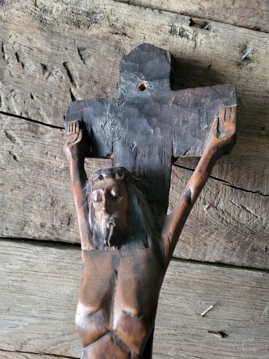 Rzeźbiony drewniany krzyż 51 cm