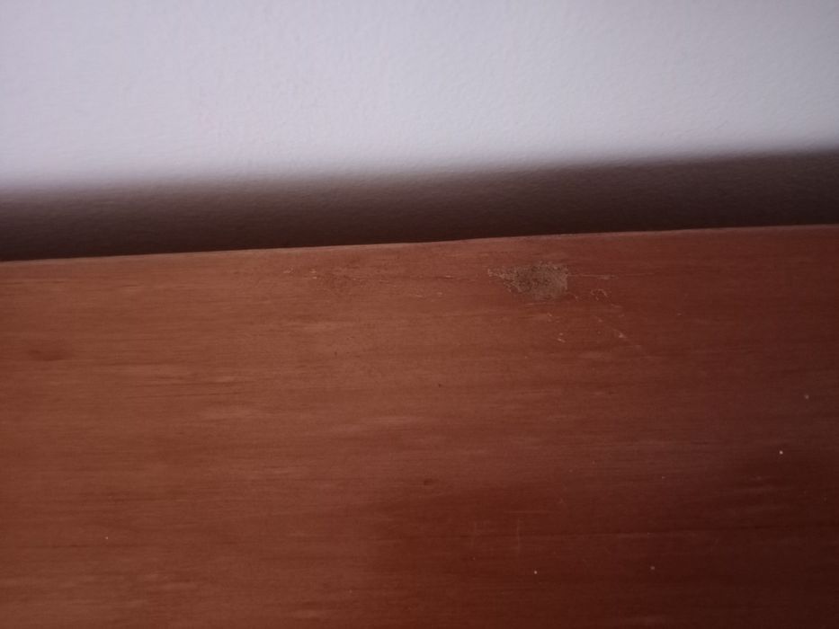Cómoda como nova. Tem uns pequenos arranhões de ter tido outro móvel em cima.