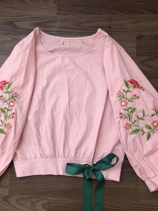 Жіноча блуза з вишитими рукавами