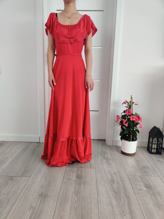 Czerwona długa sukienka.