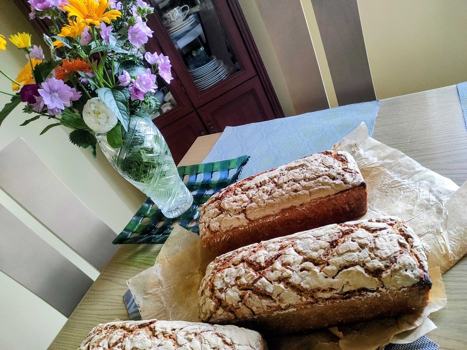 Domowy chleb żytni na naturalnym zakwasie z pestkami słonecznika