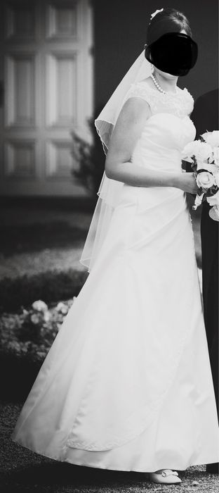 Suknia ślubna z welonem