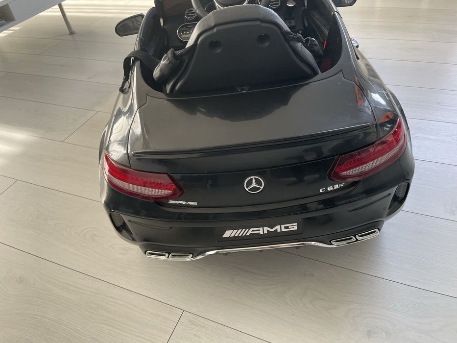 Mercedes-Benz, model C63 AMG na pilota akumulatory