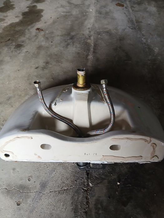 Lavatório com torneira.usado nada partido