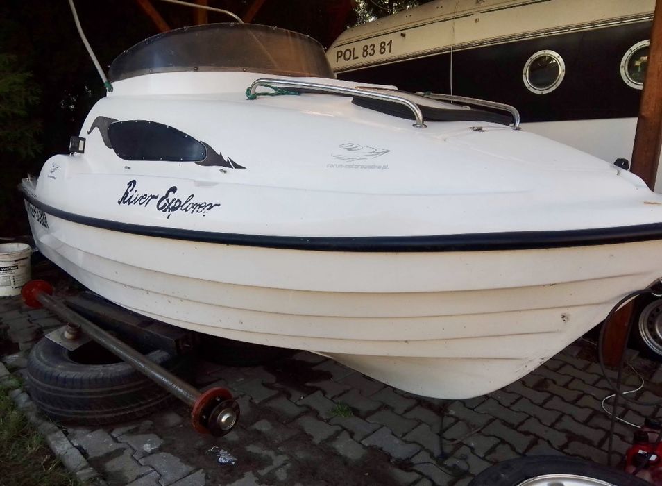 Łódź motorowa kabinowa