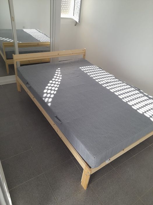 Alugo quarto com contrato, para casal sem filhos.