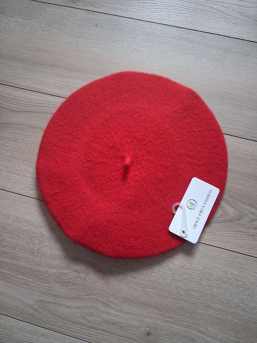 Czerwony beret nowy