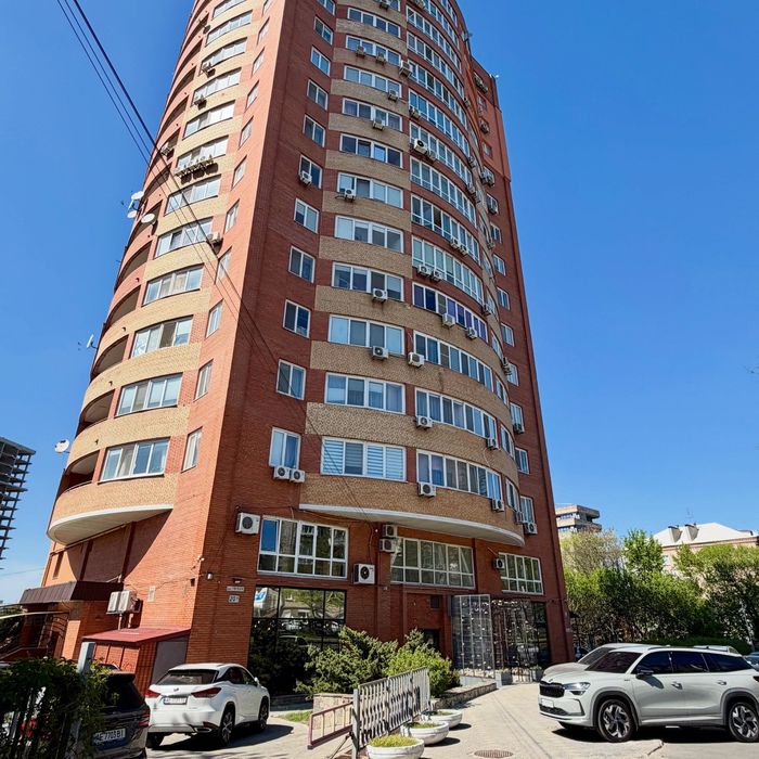 Продам 4х кімнатну квартиру парк Шевченка