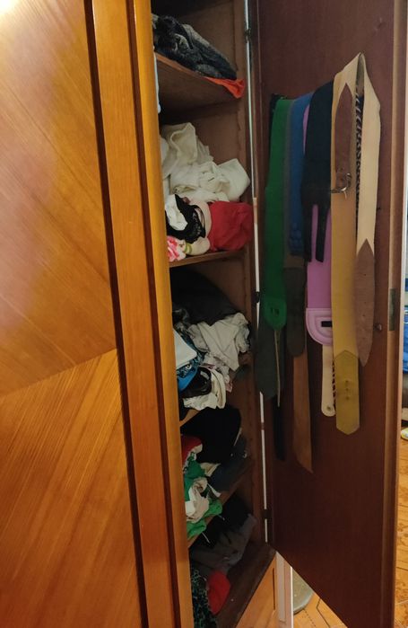 Stara szafa trzydrzwiowa z litego drewna