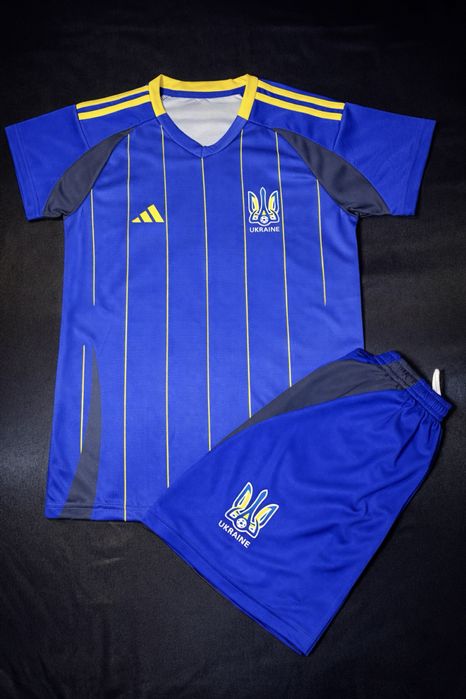 Футбольна форма  збірної України 2024–2025 з гербом
