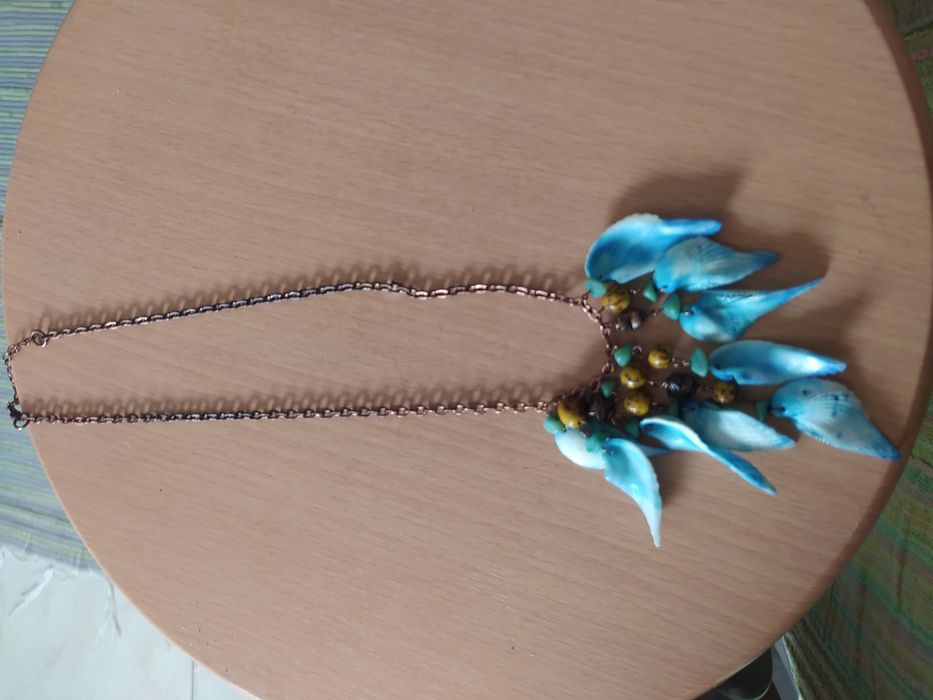 Colar acobreado com missangas e conchas em azul