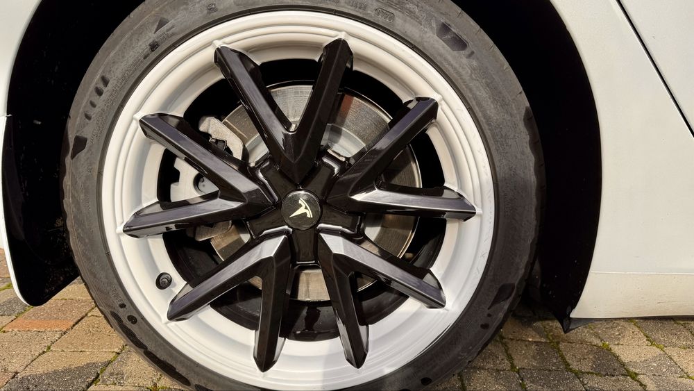 Tesla Model 3 18" black - white wheel trims. (Not Highland)