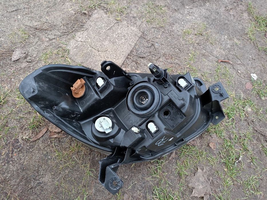 Lampa przednia lewa DACIA doker Europa cala