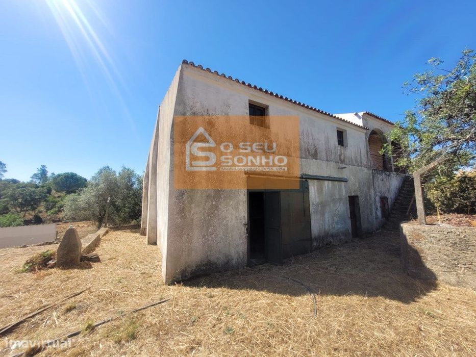 Moradia com Garagem e Terreno no Campo
