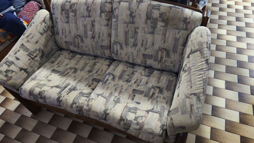 Conjunto de Sofás em Madeira Maciça (3 Lugares + 2 Lugares) – Excelente Estrutura