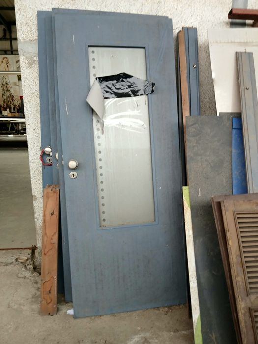 Portas em madeira c/ óculo 800x2000mm