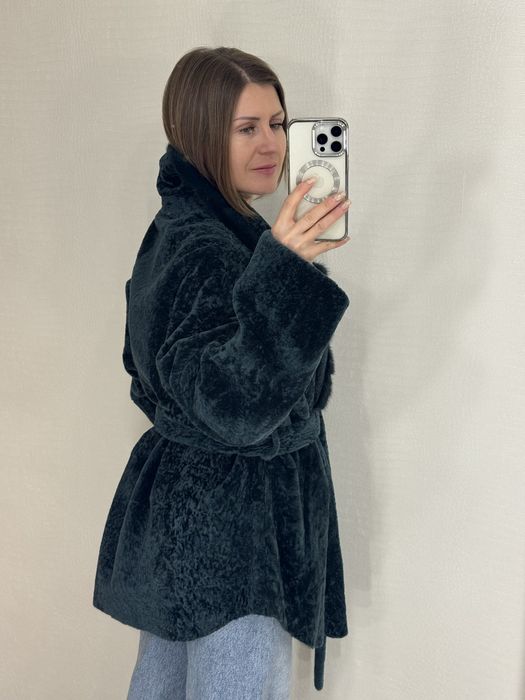 Шуба класика  английский вороиник цвет изумруд мутоновая шубка автолед