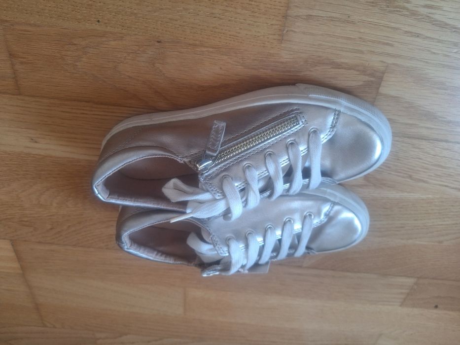 Ténis novos da Stradivarius, tamanho 36, tom dourado