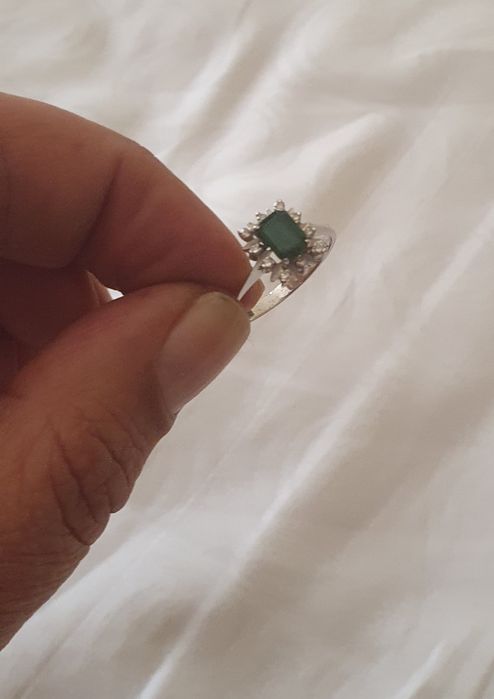 Anel de ouro branco com diamantes e esmeraldas