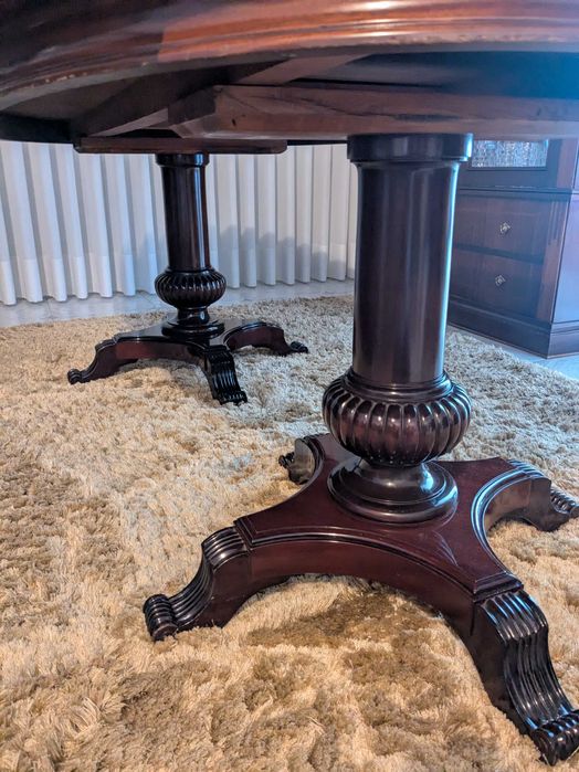 Conjunto de mesa e 8 cadeiras em madeira de cerejeira, estilo clássico