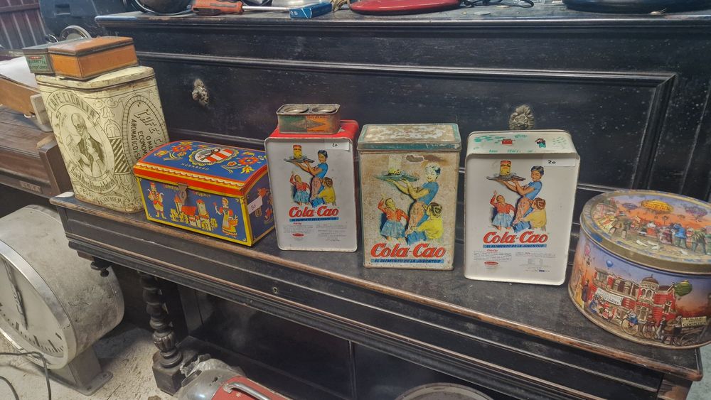 Varias latas litografadas