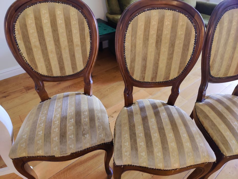 Krzesła drewniane medaliony.