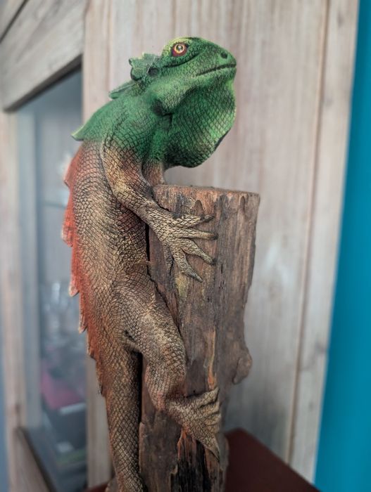 Kameleon rzeźba w drewnie