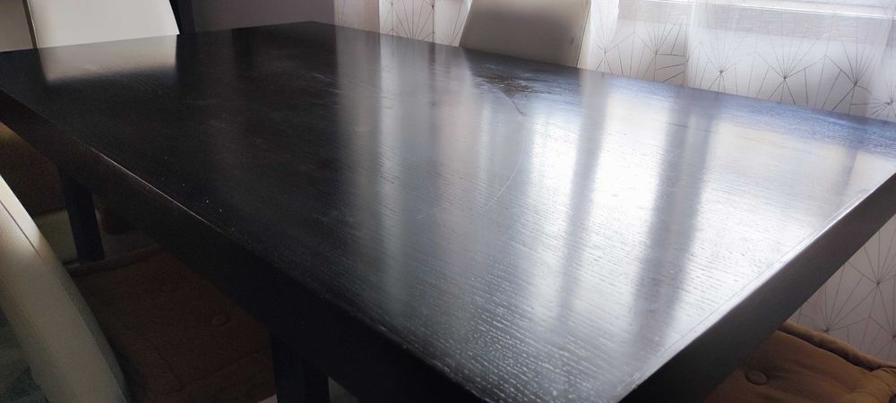 Mesa em carvalho escuro (wengé) com 4 cadeiras almofadadas