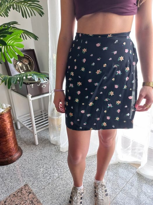 Saia muito fresquinha,  com motivos florais. Ótimo estado