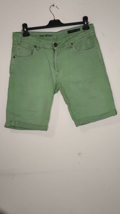 Calças e calções usados