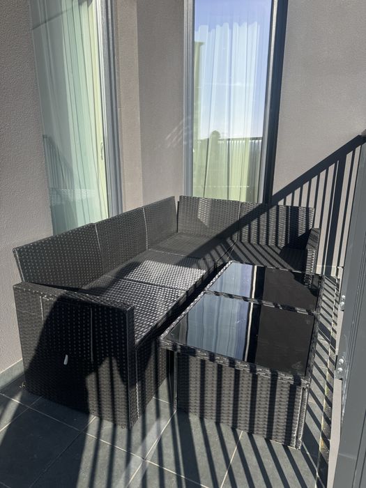 Czarny zestaw mebli balkonowych z regulowanym stolikiem