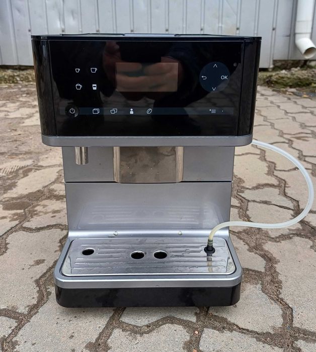 Кавоварка кавомашина преміум класу Miele CM6300 з текстовим меню чорна