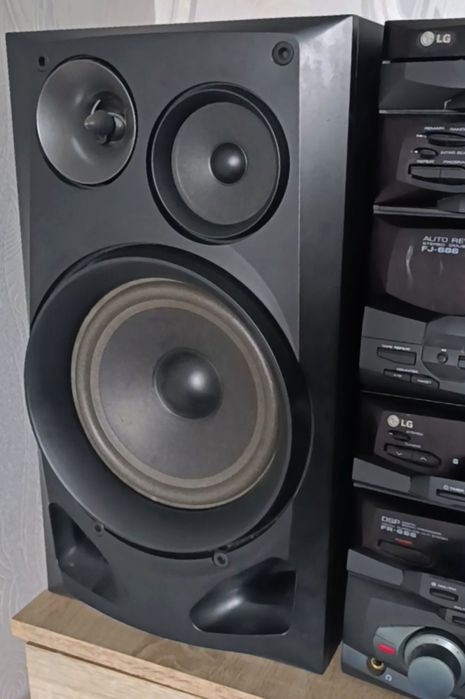 Топовый муз центр фирма lg ffh686 мощный все работает!!! В хор сост . 2*70w6om/440w
